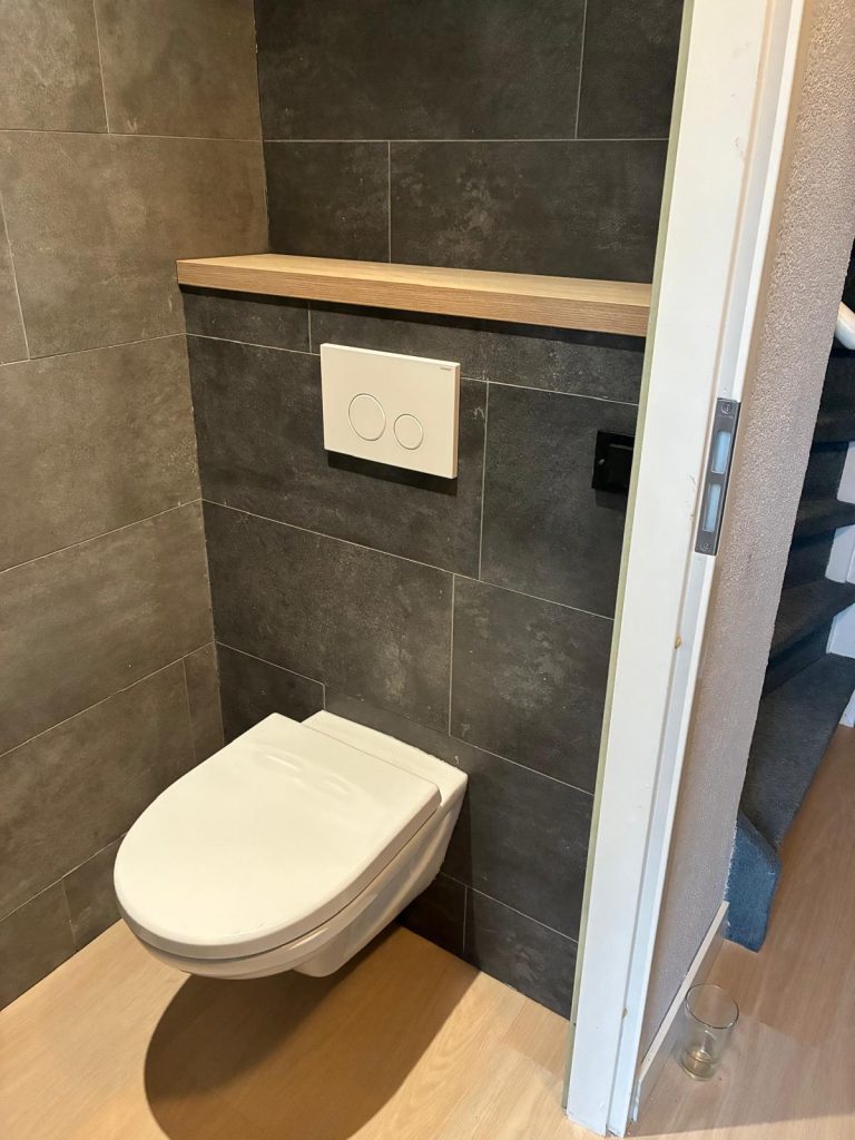Hangtoilet met inbouwreservoir en antraciet wandtegels